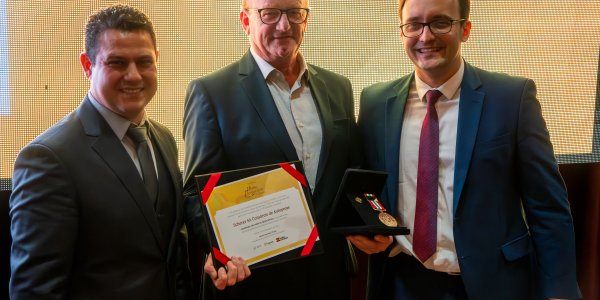 Scherer recebe a Comenda do M&eacute;rito Esportivo 2022