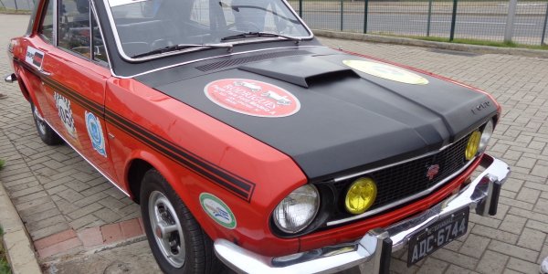 Carro antigo patrocinado pela SCHERER estampa revista nacional