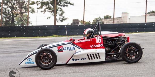 Jovem de 23 anos &eacute; destaque na F1600